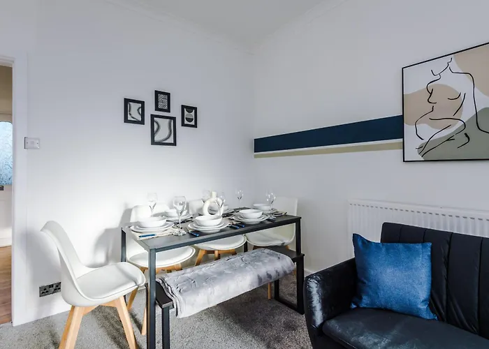 Spacious 2-Bedroom House Near Wakefield Centre And Train Station With Free Parking, Ideal For Contractors & Long Stays - Nordstay