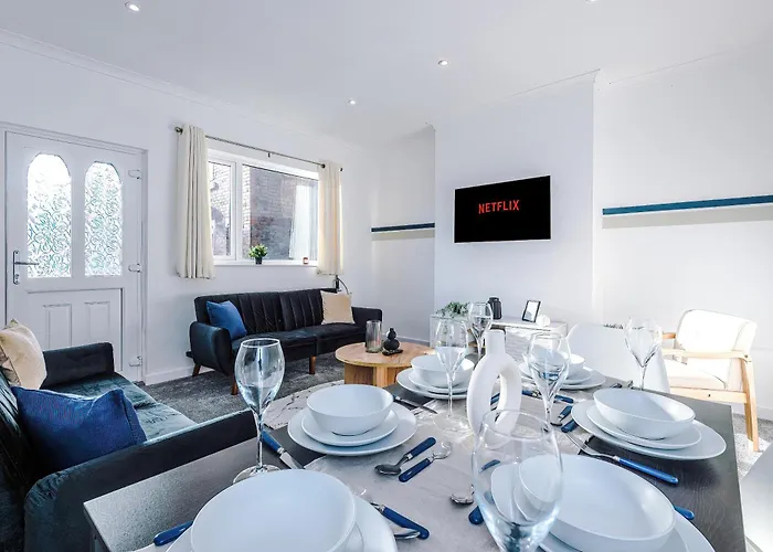 Spacious 2-Bedroom House Near Wakefield Centre And Train Station With Free Parking, Ideal For Contractors & Long Stays - Nordstay