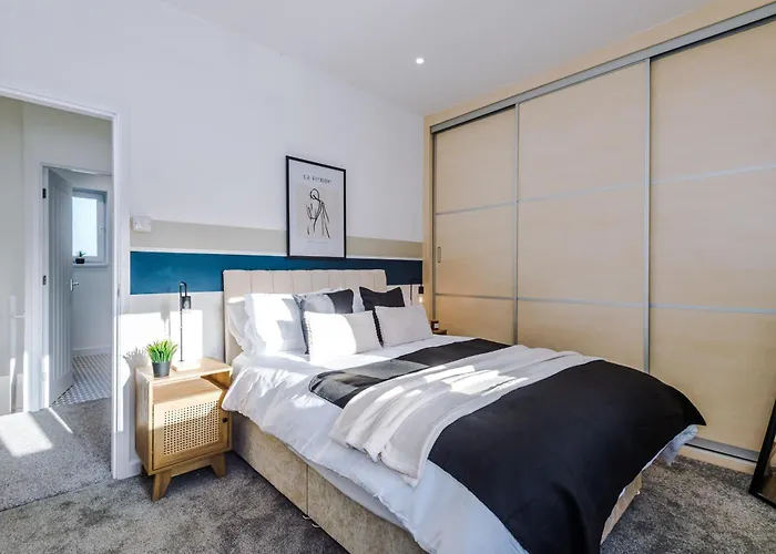 Spacious 2-Bedroom House Near Wakefield Centre And Train Station With Free Parking, Ideal For Contractors & Long Stays - Nordstay