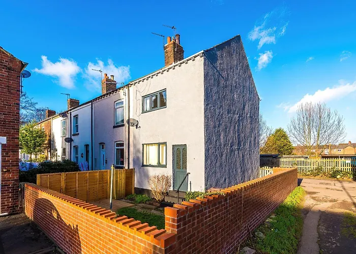 Spacious 2-Bedroom House Near Wakefield Centre And Train Station With Free Parking, Ideal For Contractors & Long Stays - Nordstay