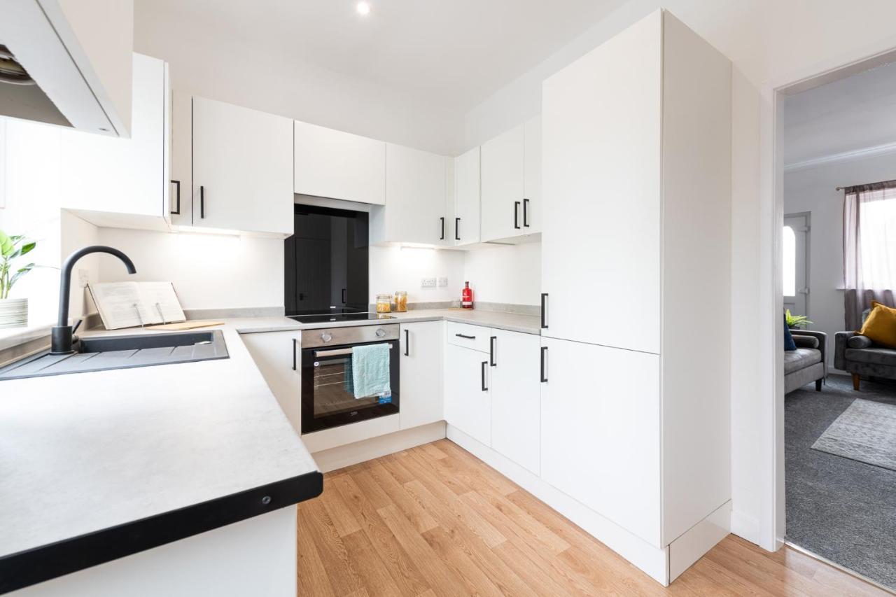 Spacious 2-bedroom House Near Centre And Train Station With Free Parking, Ideal For Contractors & Long - Nordstay Apartment