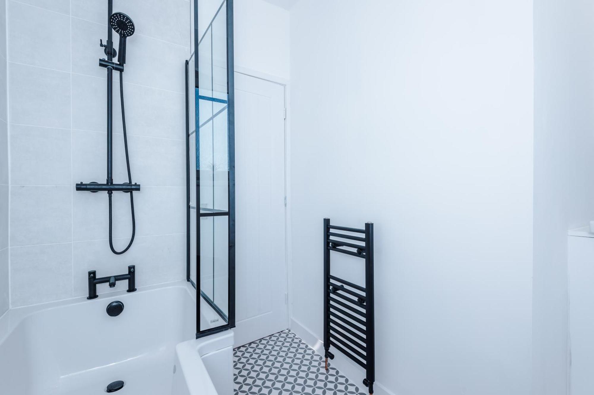 Spacious 2-bedroom House Near Centre And Train Station With Free Parking, Ideal For Contractors & Long - Nordstay Wakefield