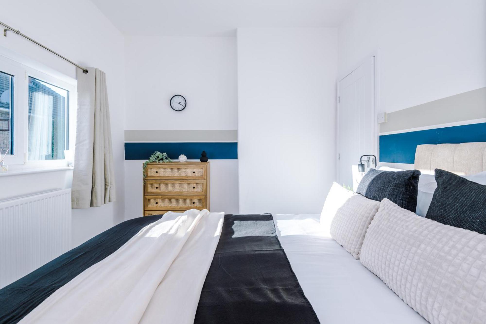 Spacious 2-bedroom House Near Centre And Train Station With Free Parking, Ideal For Contractors & Long - Nordstay Apartment Wakefield